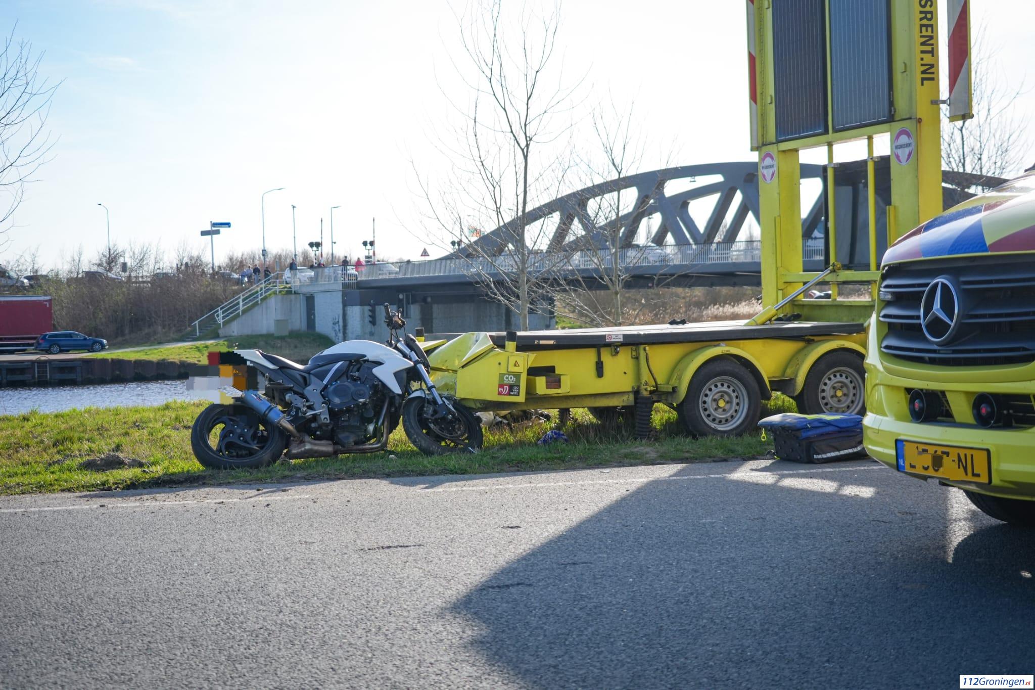 Ernstig ongeval bij Den Ham, motorrijder tegen pijlwagen.