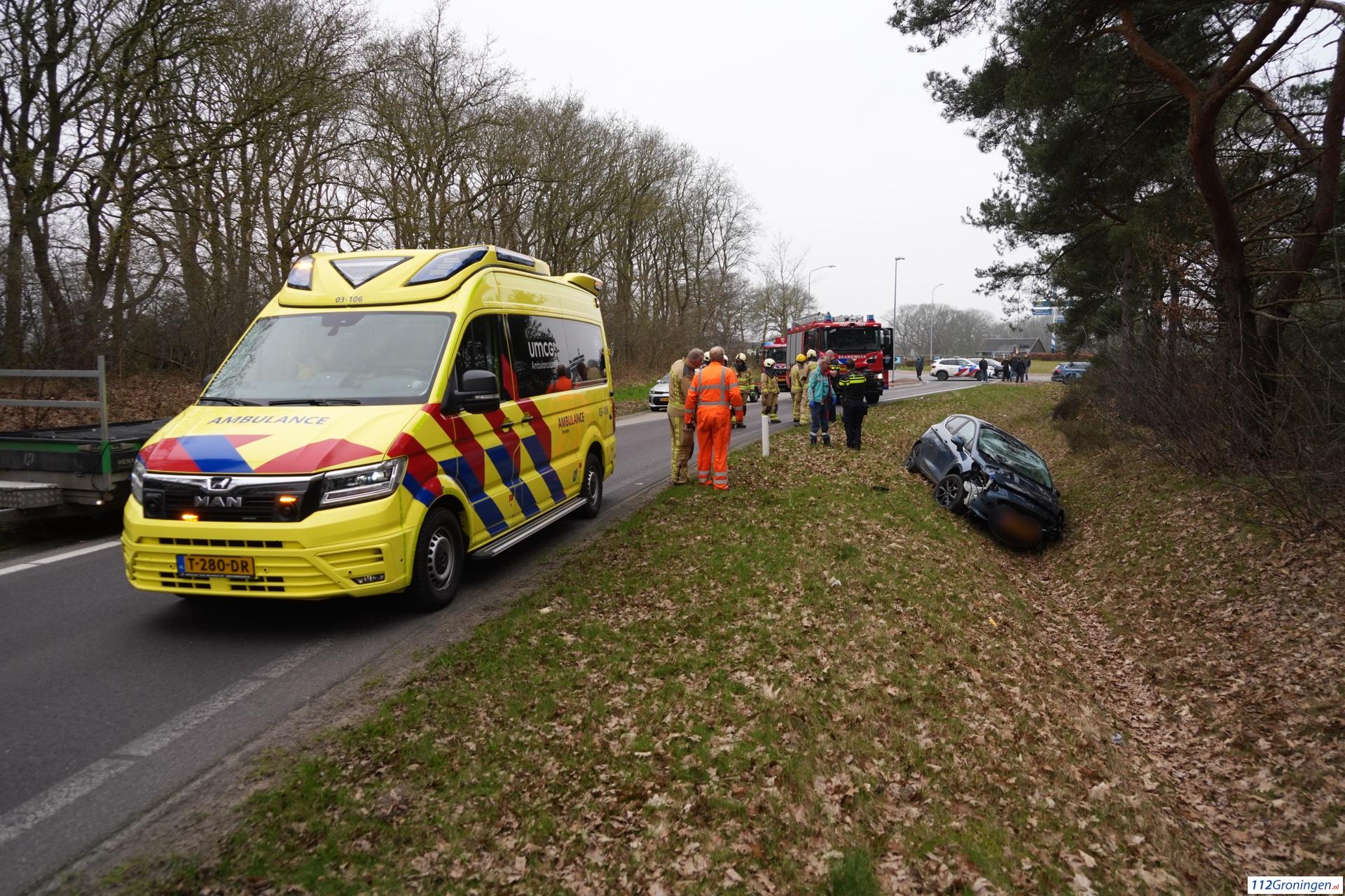 Bestuurder bekneld na ongeval op oprit N34, brandweer bevrijdt slachtoffer. Bestuurder bekneld na ongeval op oprit N34, brandweer bevrijdt slachtoffer.