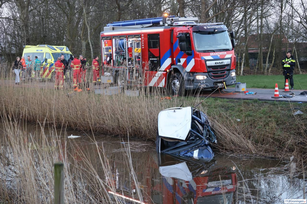 Zwaargewonde & gewonde bij auto te water in Doezum