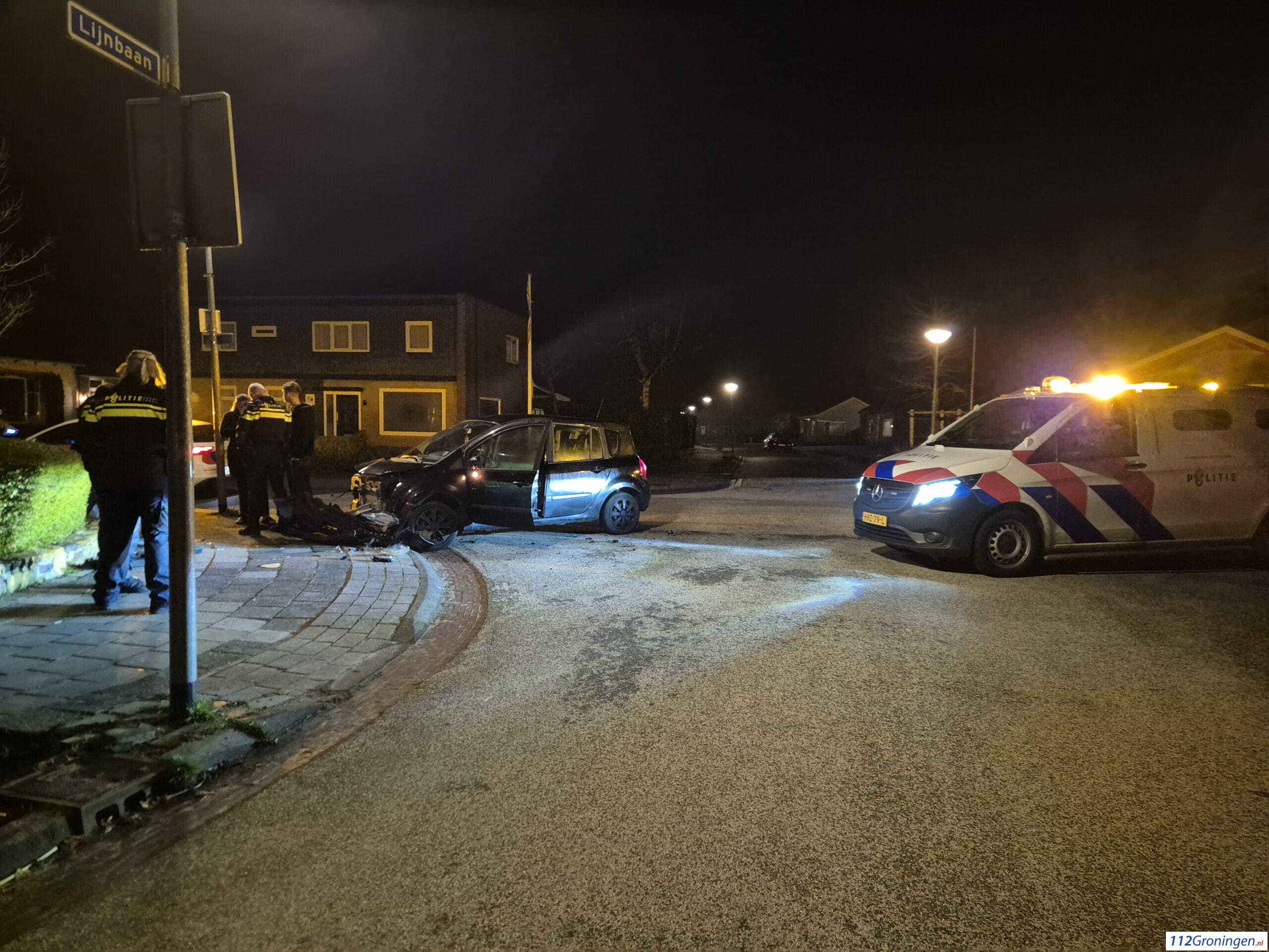 Twee voertuigen zwaar beschadigd na ongeval Uithuizermeeden. Twee voertuigen zwaar beschadigd na ongeval Uithuizermeeden.