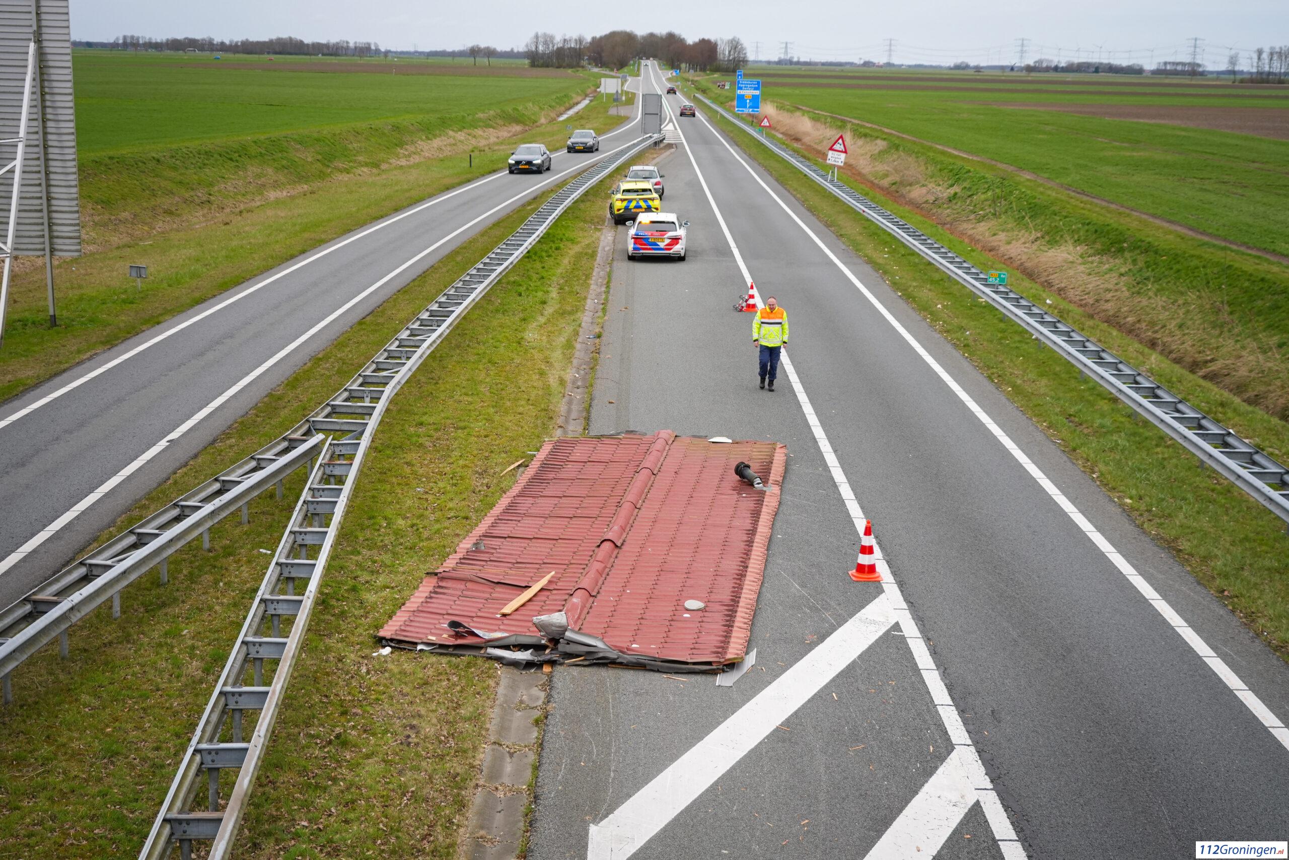 Ravage bij Noordbroek: Lading te hoog, dak verloren! (Update info)
