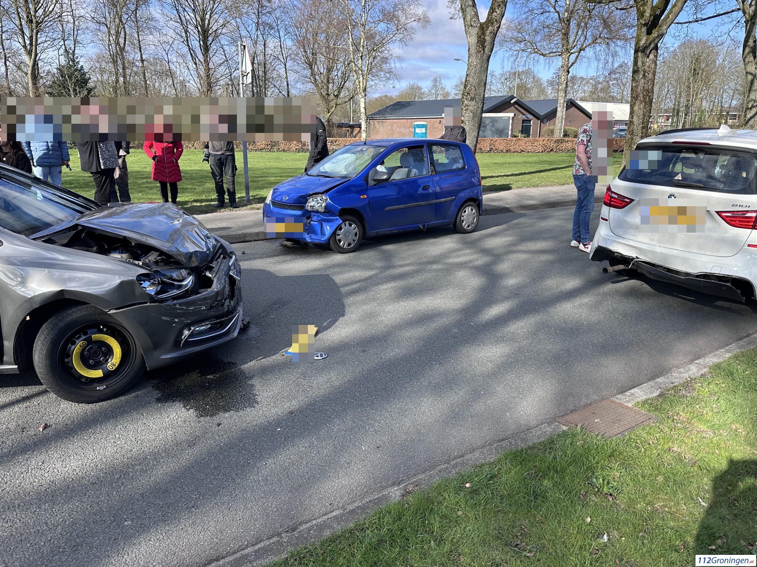 Ongeval tussen vier auto`s in Oude Pekela, veel schade