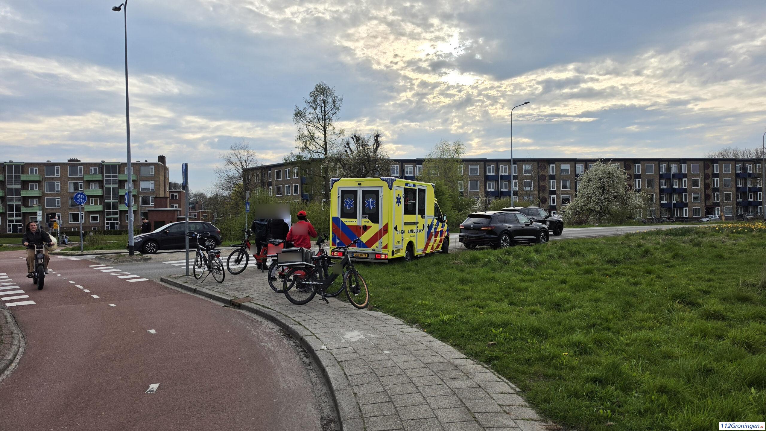 Fietser gecontroleerd na aanrijding met auto in Groningen. Fietser gecontroleerd na aanrijding met auto in Groningen.