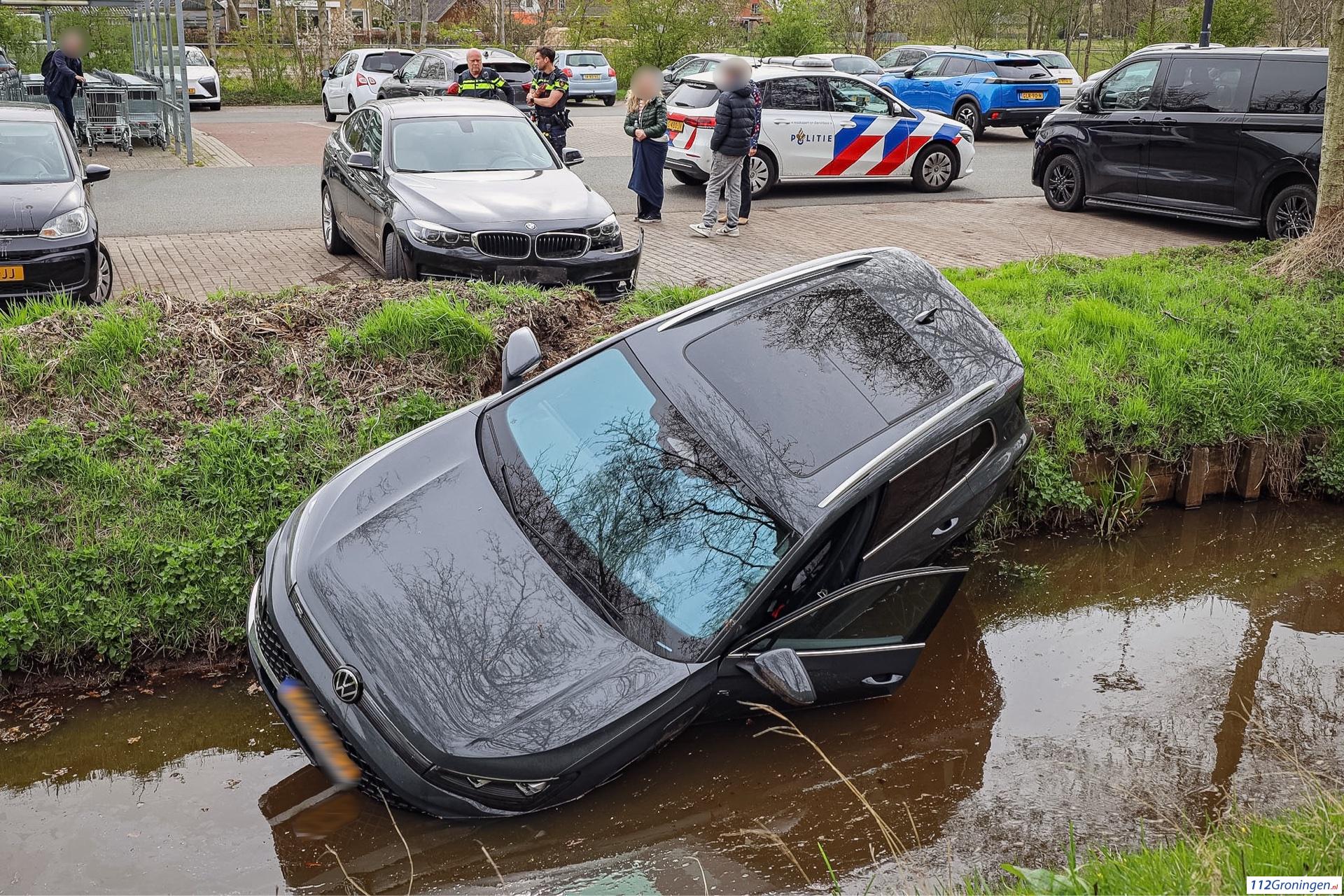 Auto belandt in water na aanrijding op parkeerplaats. Auto belandt in water na aanrijding op parkeerplaats.