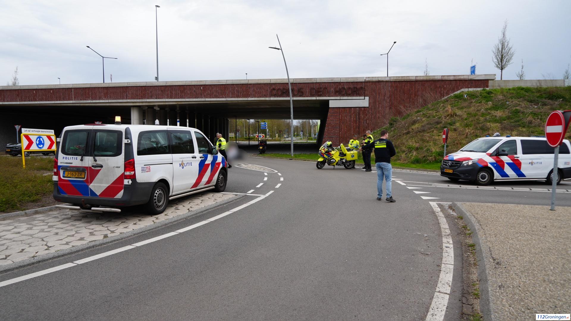 Motorrijder gewond bij ongeval op rotonde Laan Corpus den Hoorn in Groningen. Motorrijder gewond bij ongeval op rotonde Laan Corpus den Hoorn in Groningen.