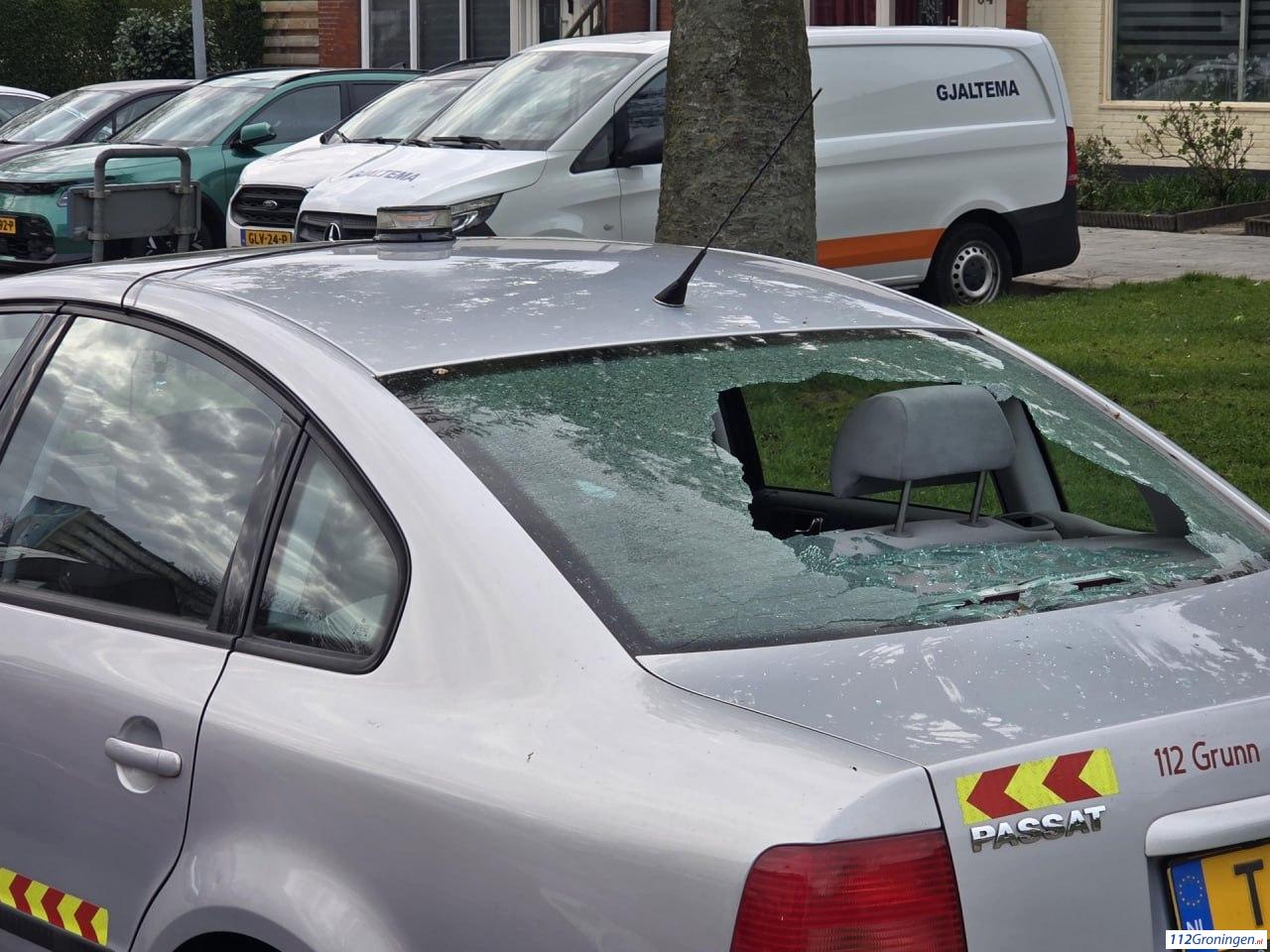 Auto beschadigd door vermoedelijk zwaar vuurwerk in Delfzijl