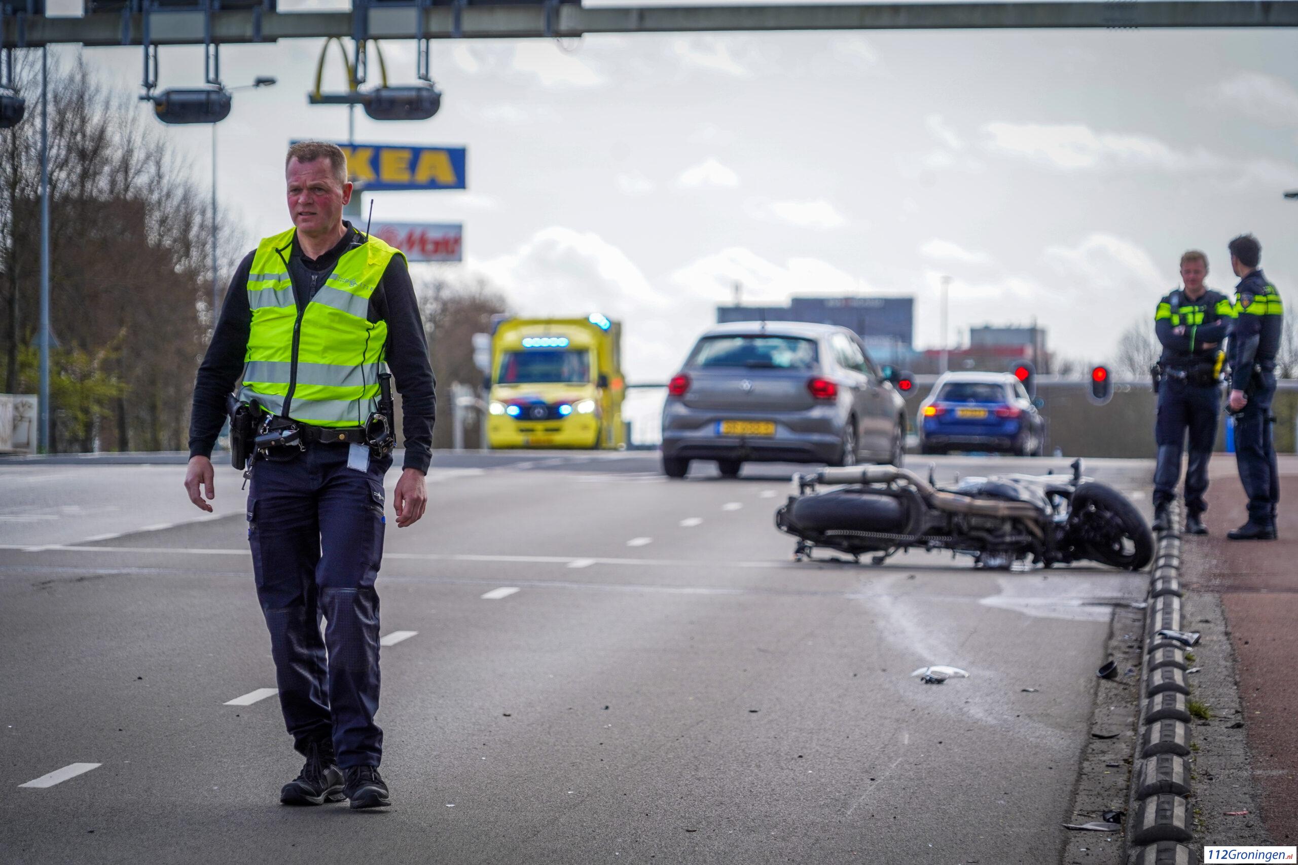 Motorrijder raakt gewond bij eenzijdige aanrijding Damsterdiep. Motorrijder raakt gewond bij eenzijdige aanrijding Damsterdiep.
