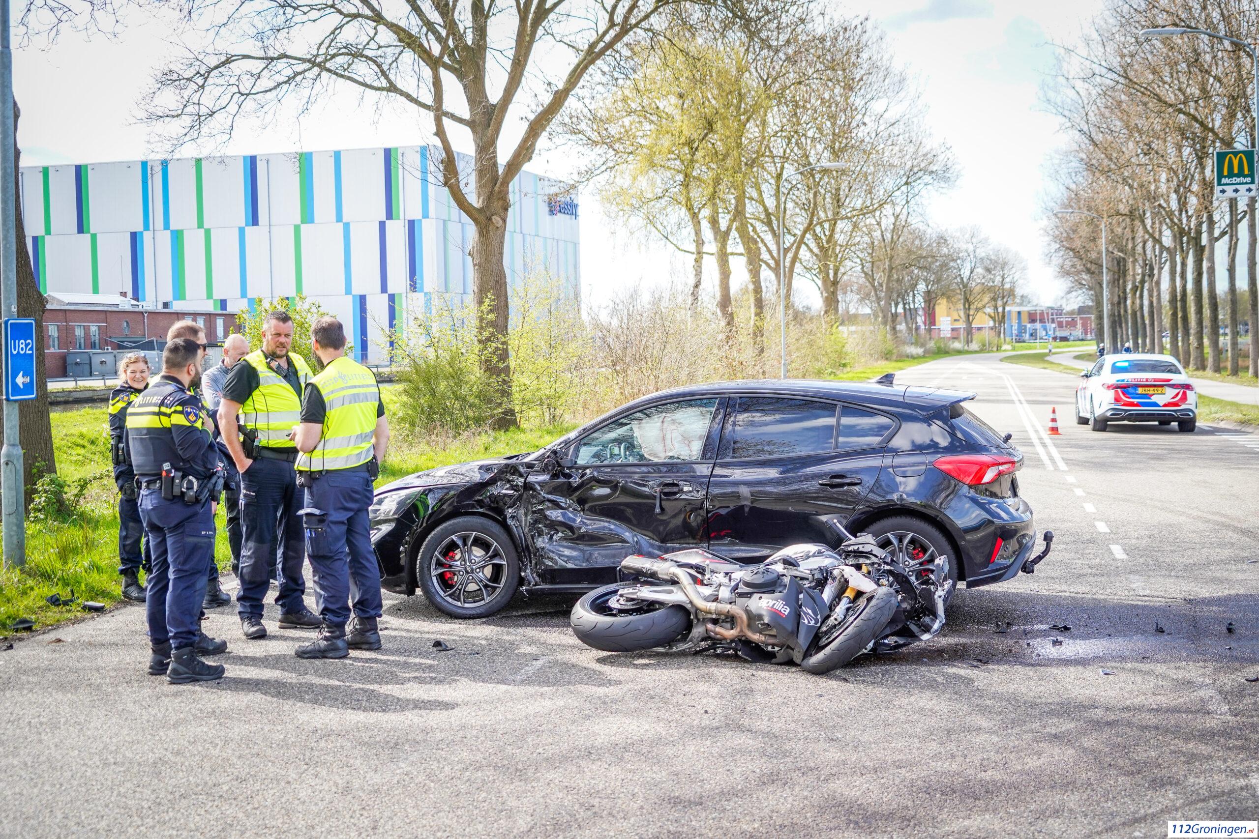 Motorrijder gewond na botsing met auto in Hoogezand. Motorrijder gewond na botsing met auto in Hoogezand.