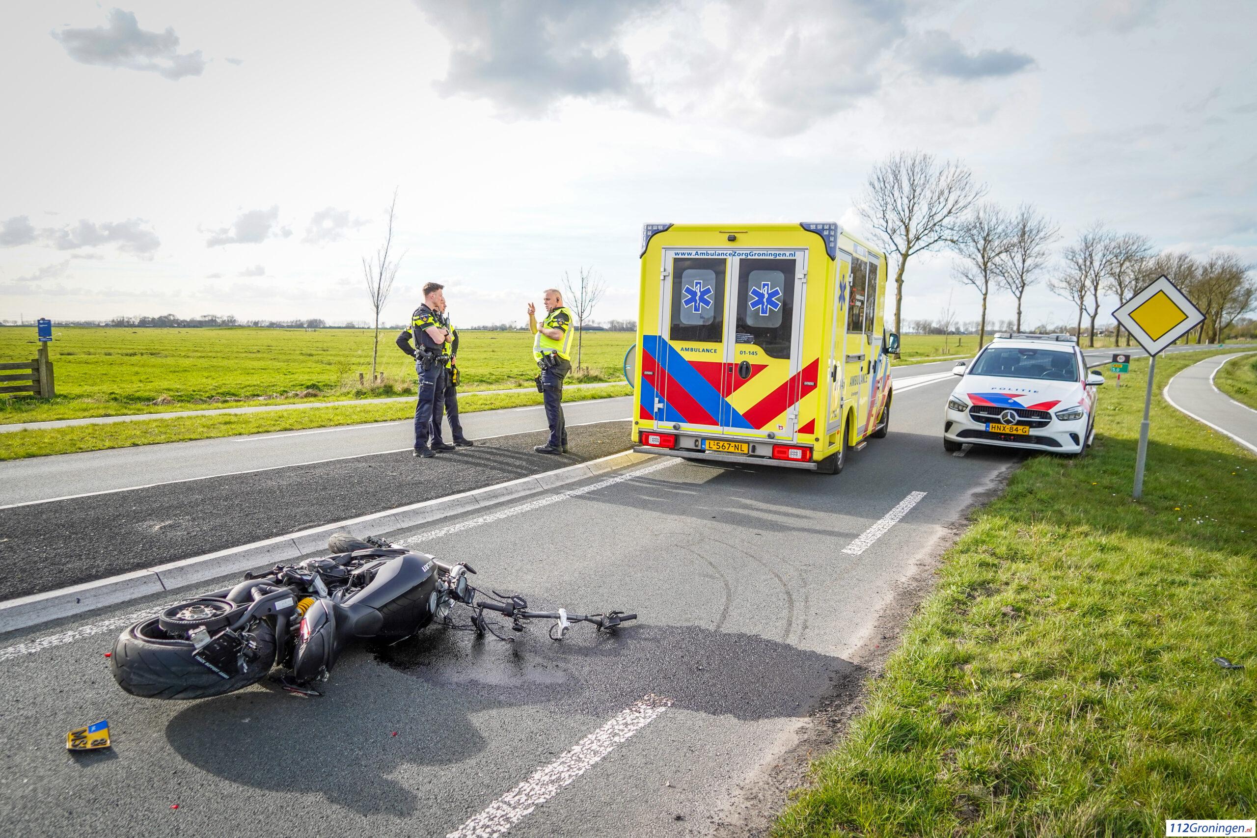 Motorrijder gewond bij ongeval in Adorp. Motorrijder gewond bij ongeval in Adorp.
