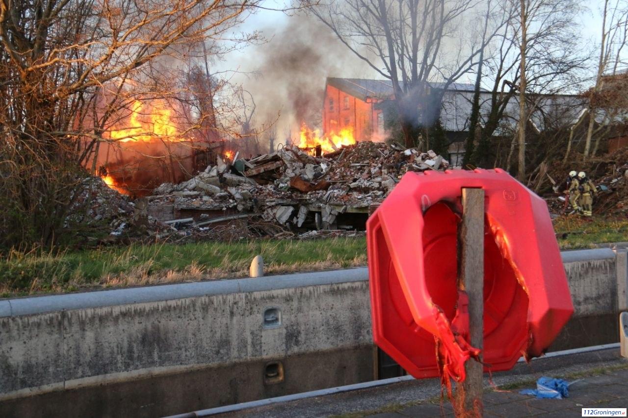 Restanten loods volledig verwoest door uitslaande brand (update)