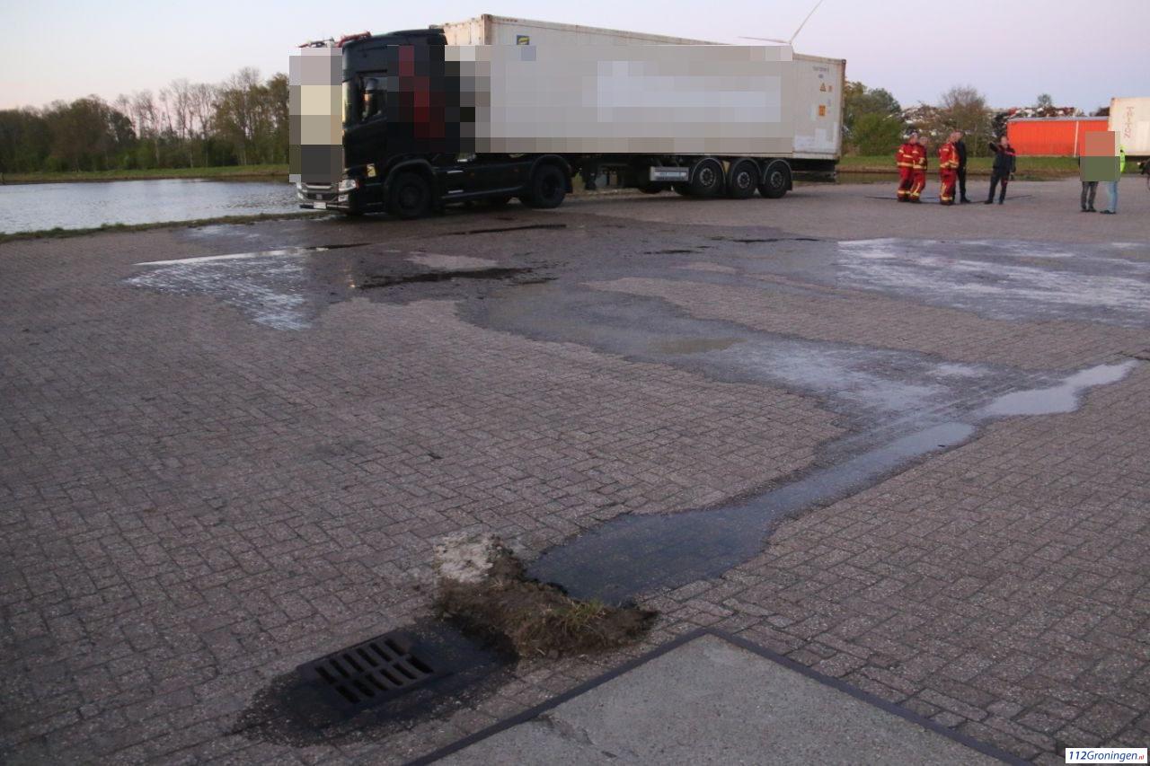 Dieseltank lekt na botsing met bolder. Dieseltank lekt na botsing met bolder.