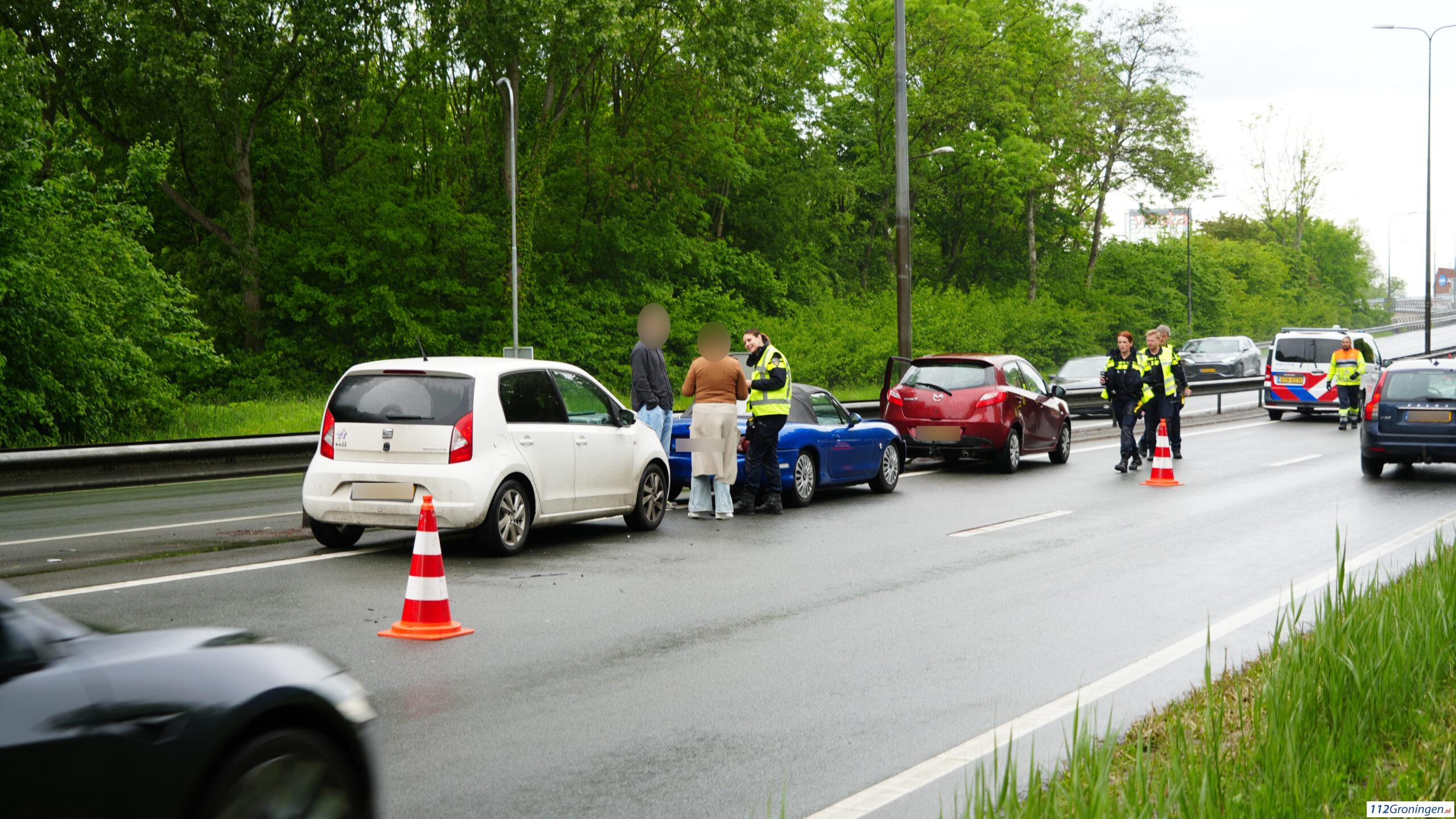 File na kop-staartbotsing met drie auto’s op N370 in Groningen. File na kop-staartbotsing met drie auto’s op N370 in Groningen.