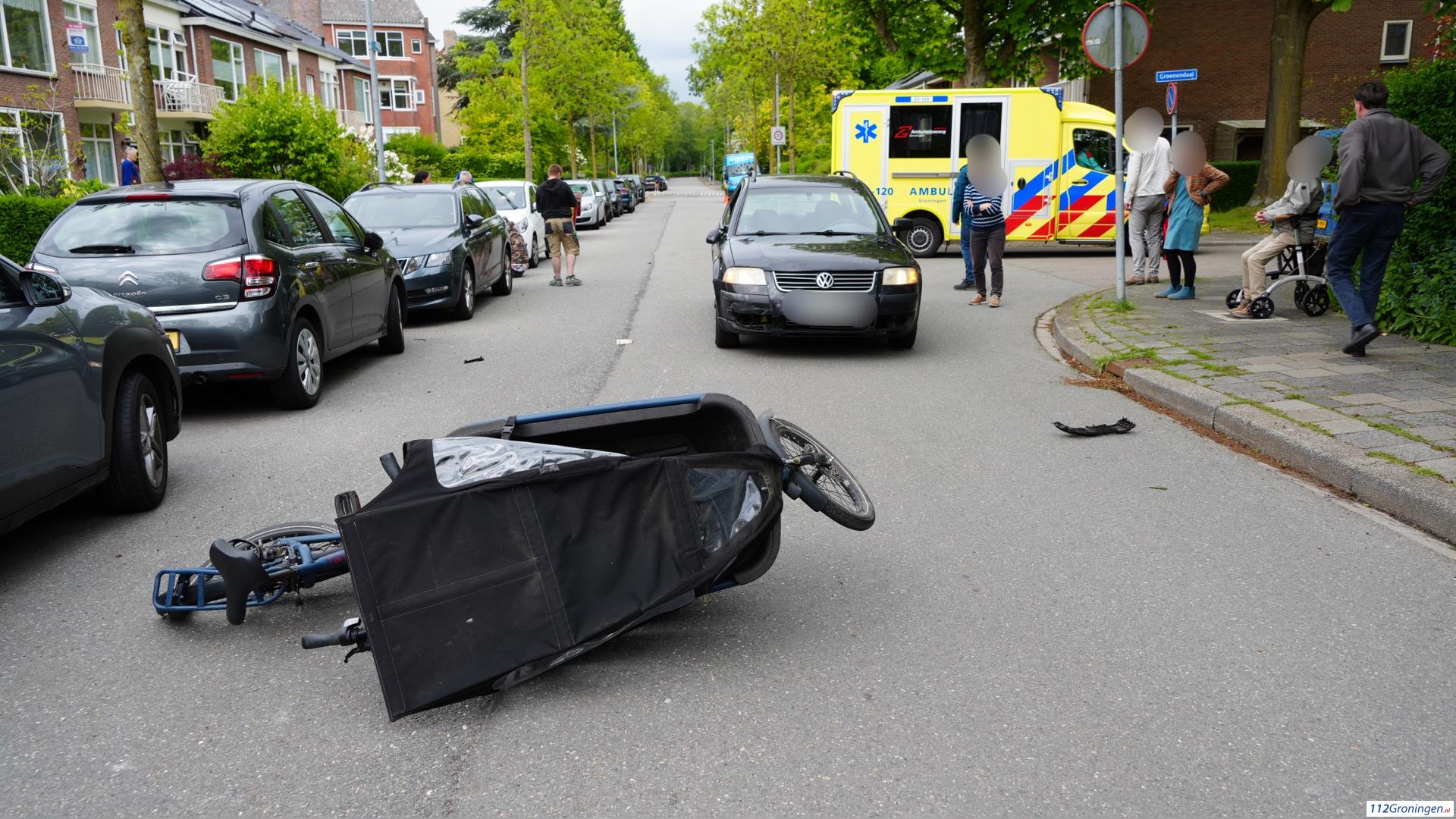 Fietser gewond bij forse aanrijding in Groningen. Fietser gewond bij forse aanrijding in Groningen.