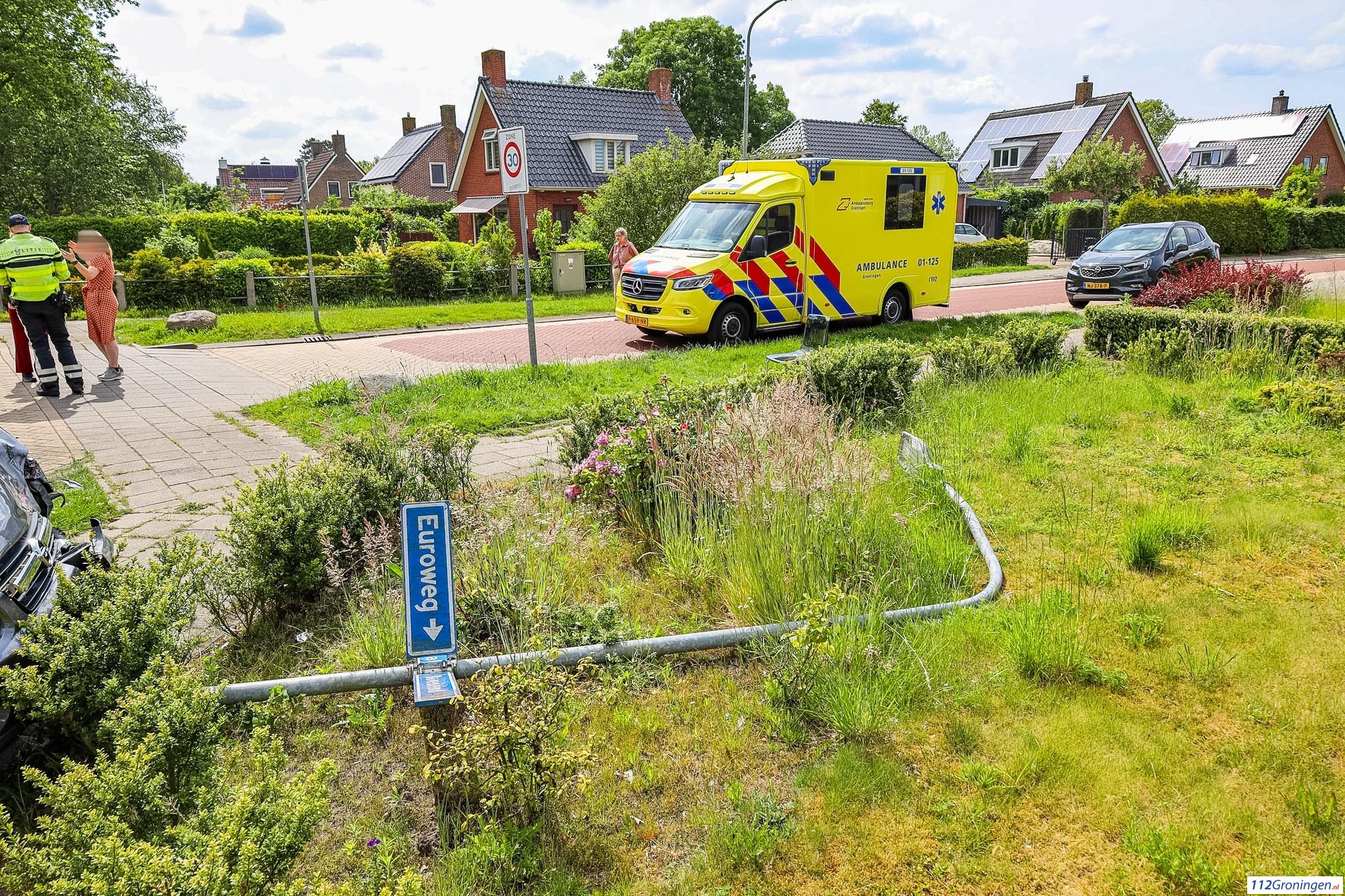 Eén gewonde bij aanrijding op kruising in Leek. Eén gewonde bij aanrijding op kruising in Leek.
