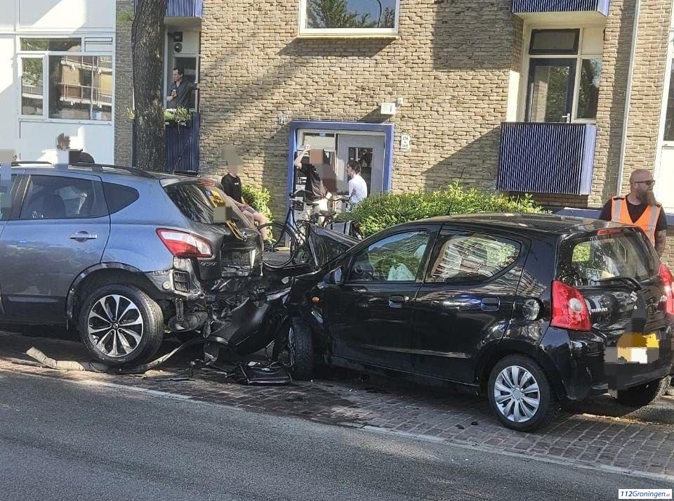 Ravage: Vijf auto’s beschadigd bij forse aanrijding in Groningen. Ravage: Vijf auto’s beschadigd bij forse aanrijding in Groningen.