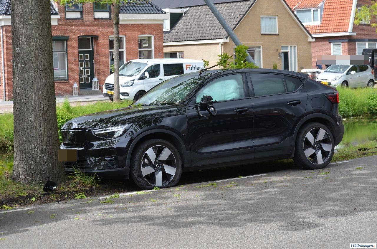 Tractor en auto betrokken bij ongeval Stadskanaal. Tractor en auto betrokken bij ongeval Stadskanaal.