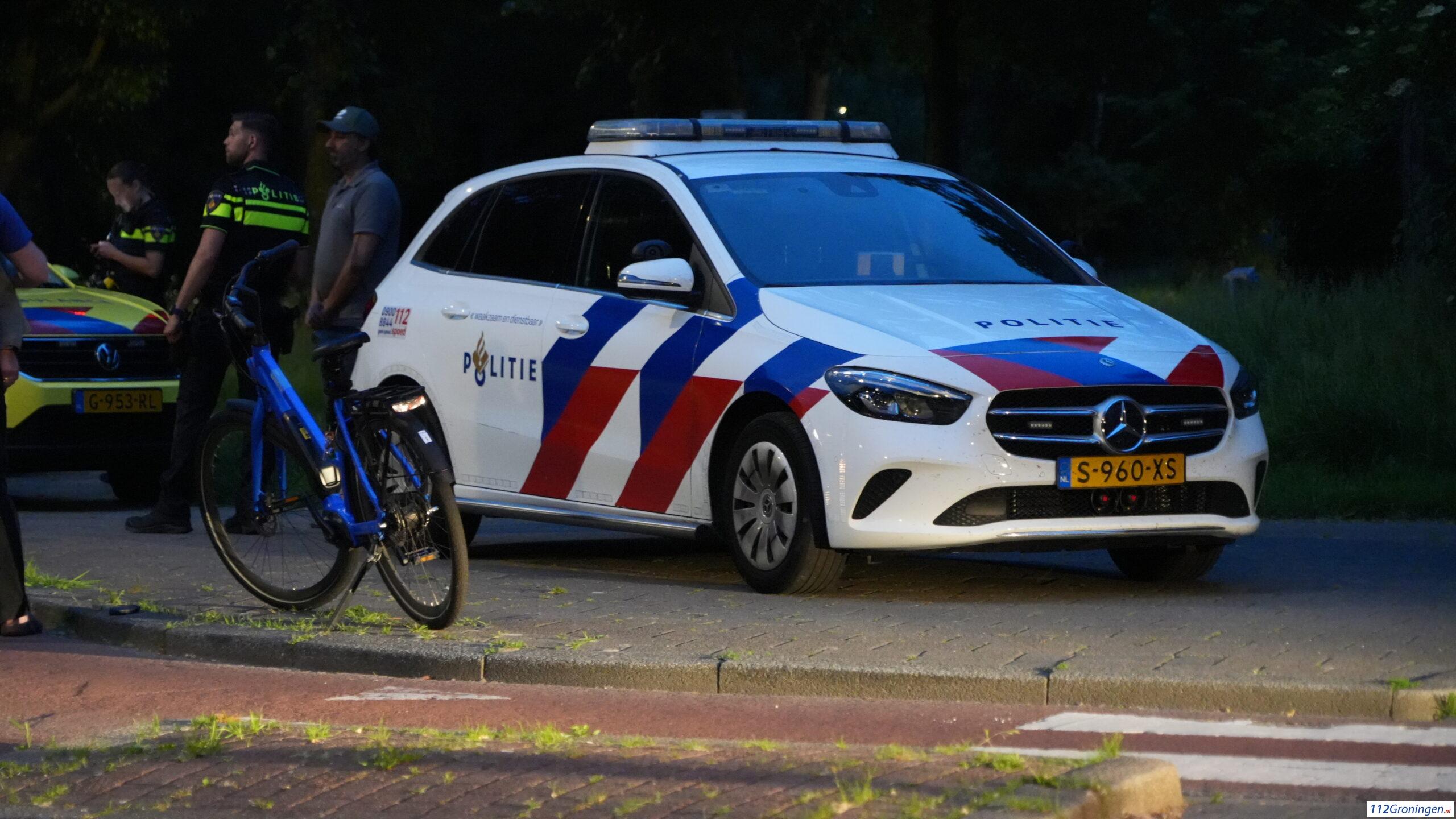 Fietser lichtgewond na ongeval op rotonde in Groningen. Fietser lichtgewond na ongeval op rotonde in Groningen.