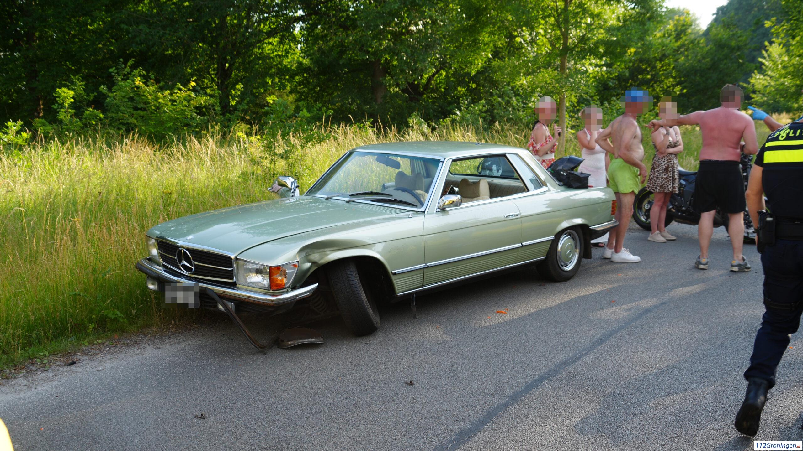Motorrijder gewond na forse aanrijding met oldtimer in Kropswolde. Motorrijder gewond na forse aanrijding met oldtimer in Kropswolde.