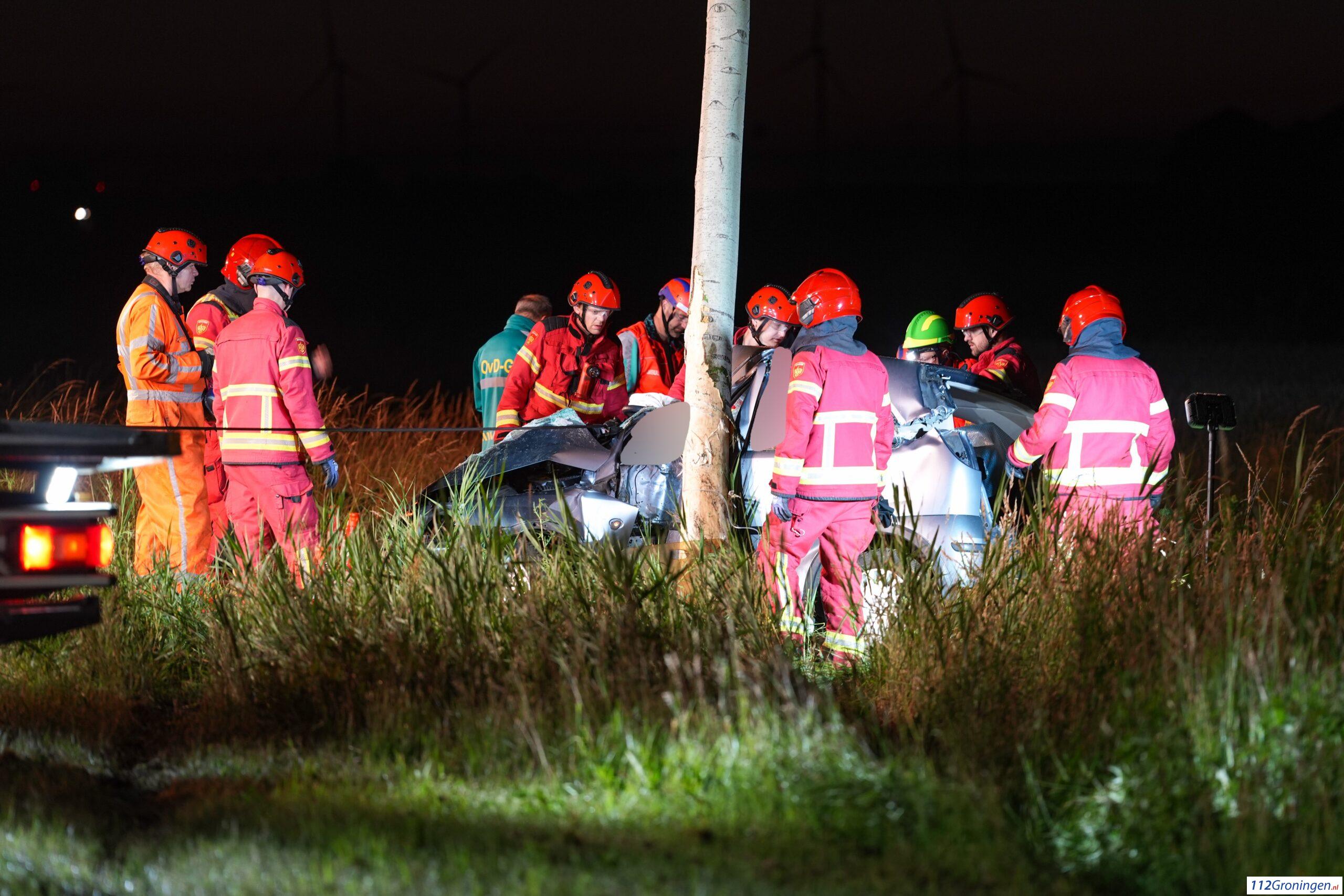 Bestuurder twee uren bekneld na ongeluk op N33 bij Veendam. Bestuurder twee uren bekneld na ongeluk op N33 bij Veendam.