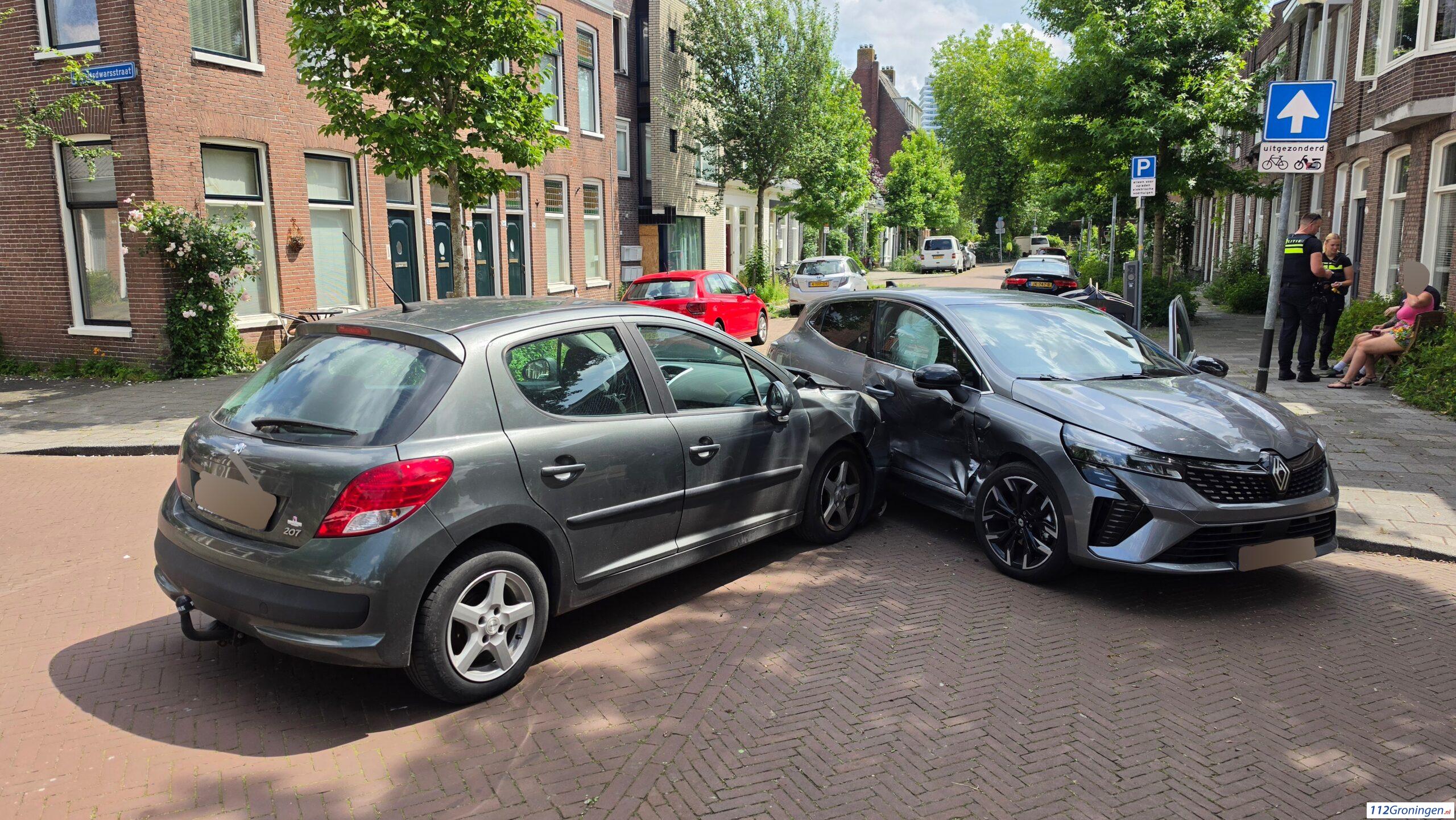 Forse aanrijding op kruising Mauritsstraat en Mauritsdwarsstraat in Groningen. Forse aanrijding op kruising Mauritsstraat en Mauritsdwarsstraat in Groningen.