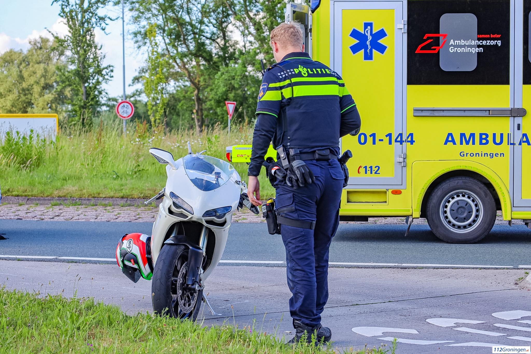 Omstanders verlenen eerste hulp na motorongeval in Midwolde. Omstanders verlenen eerste hulp na motorongeval in Midwolde.