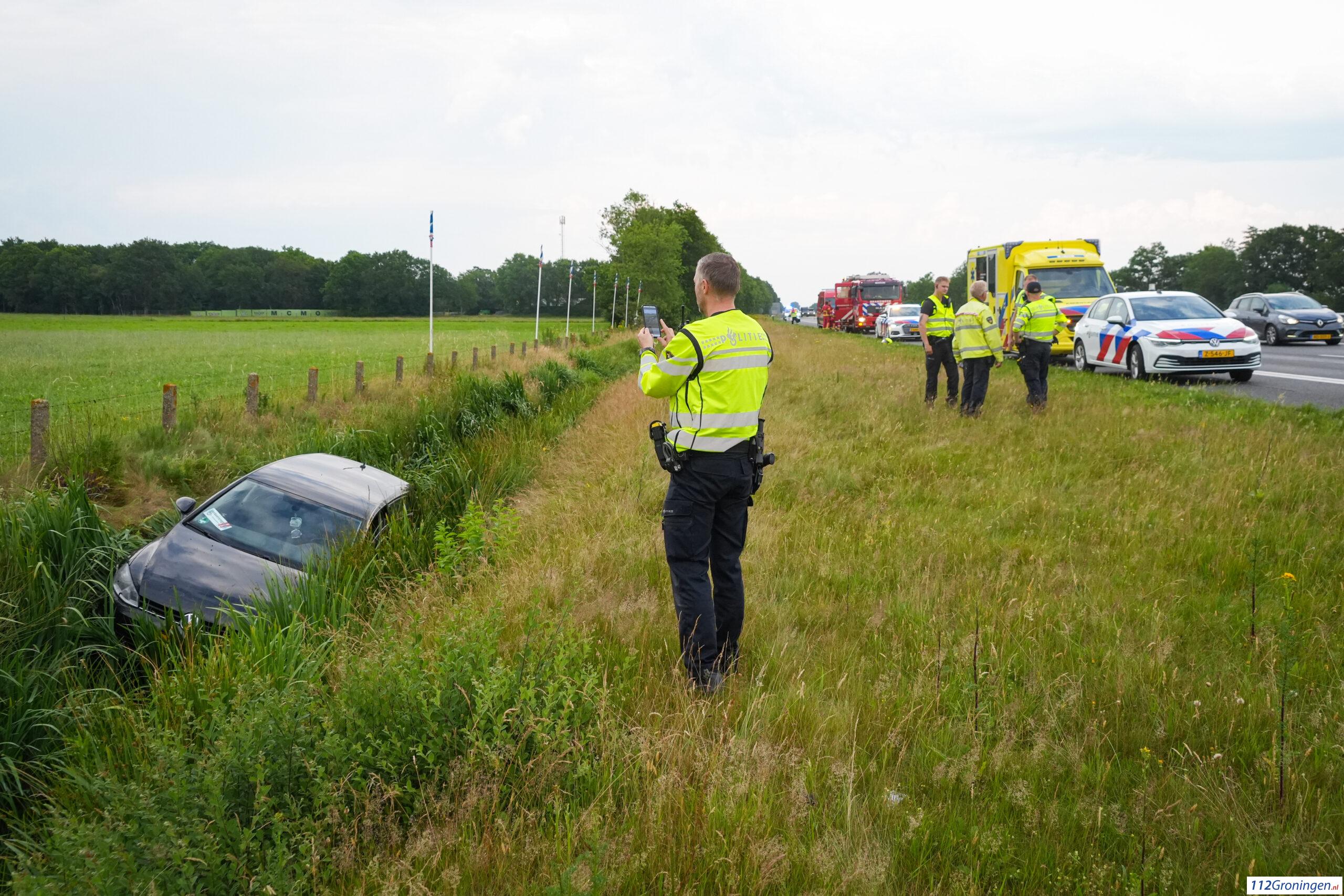 Auto belandt in sloot na ongeluk op A7 bij Marum