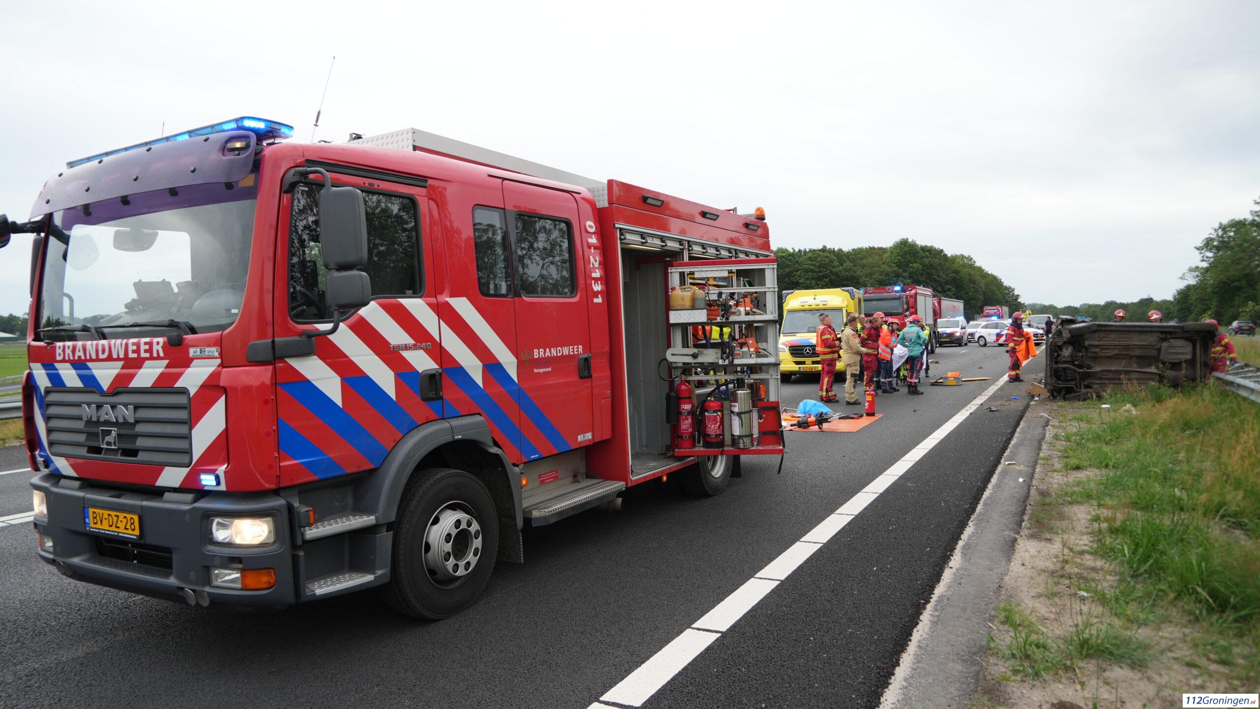 Ernstig ongeval op A7 bij Kolham, auto op de zijkant. Ernstig ongeval op A7 bij Kolham, auto op de zijkant.
