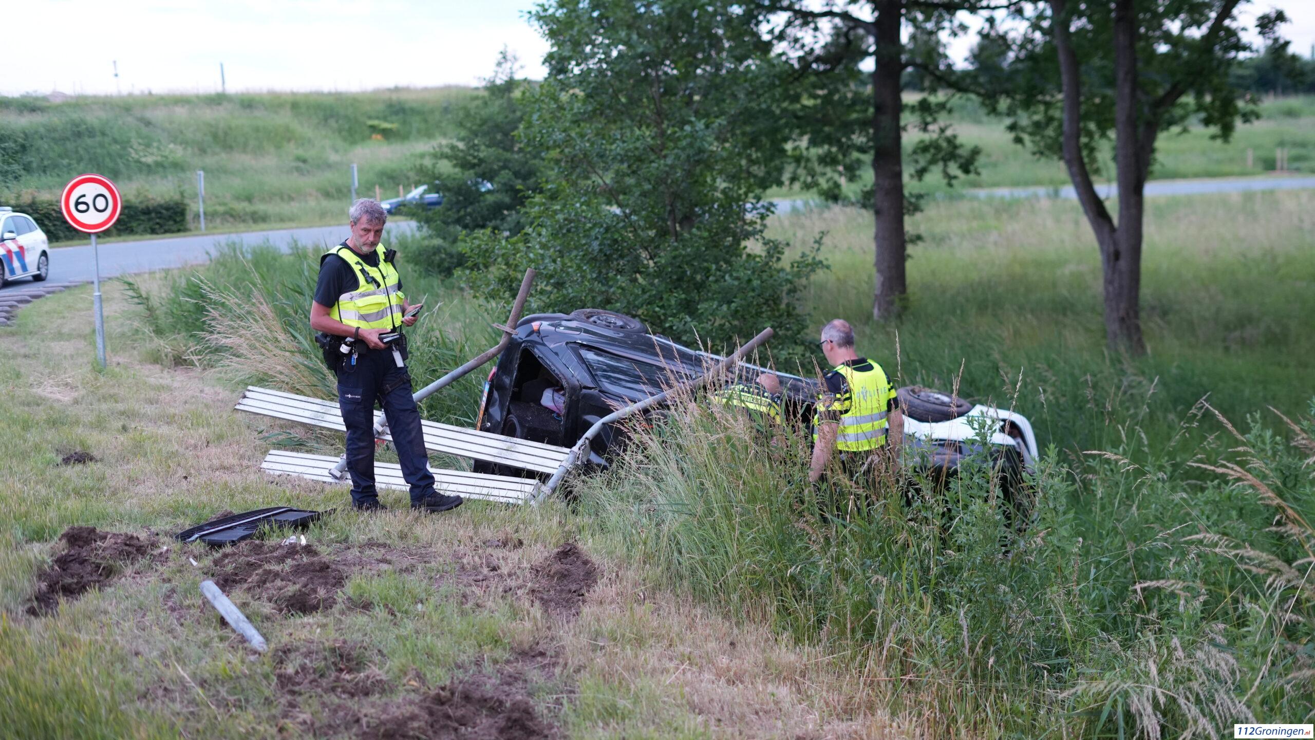 Auto raakt van de weg bij eenzijdig ongeval in Aduard. Auto raakt van de weg bij eenzijdig ongeval in Aduard.