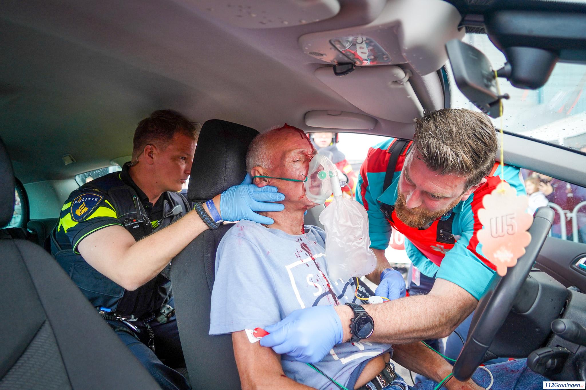 Multidisciplinaire demonstratie 112GroningenDag, hulpdiensten werken samen bij realistisch verkeersongeval. Multidisciplinaire demonstratie 112GroningenDag, hulpdiensten werken samen bij realistisch verkeersongeval.