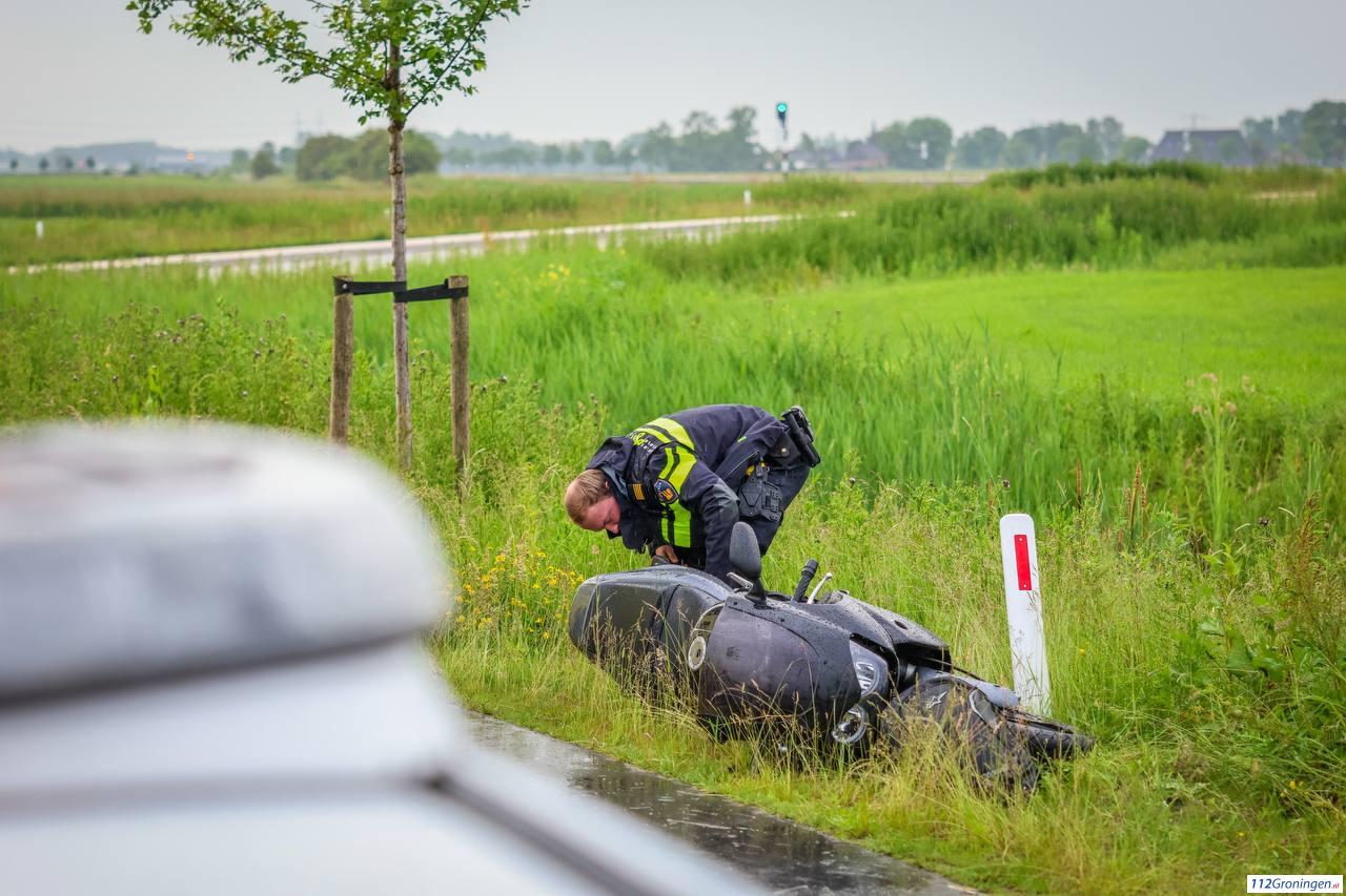Motorrijder belandt in sloot bij eenzijdig ongeval in Den Horn. Motorrijder belandt in sloot bij eenzijdig ongeval in Den Horn.