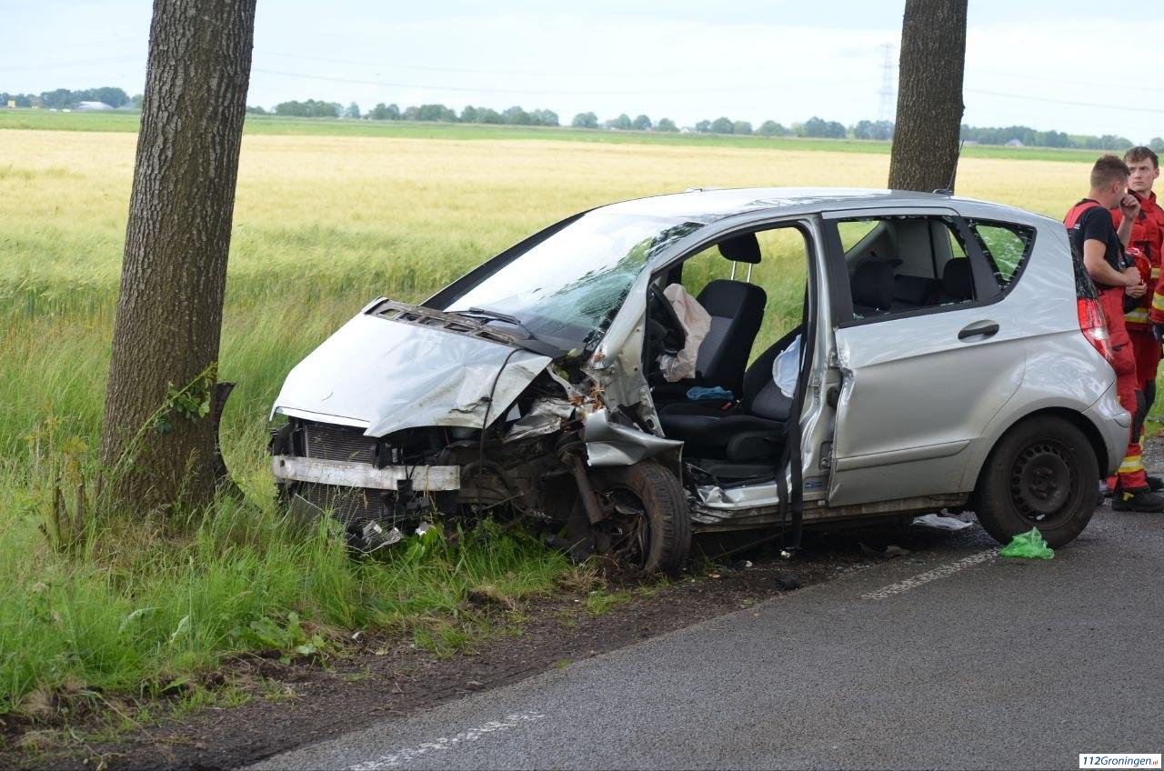Automobilist gewond na botsing met boom bij Musselkanaal