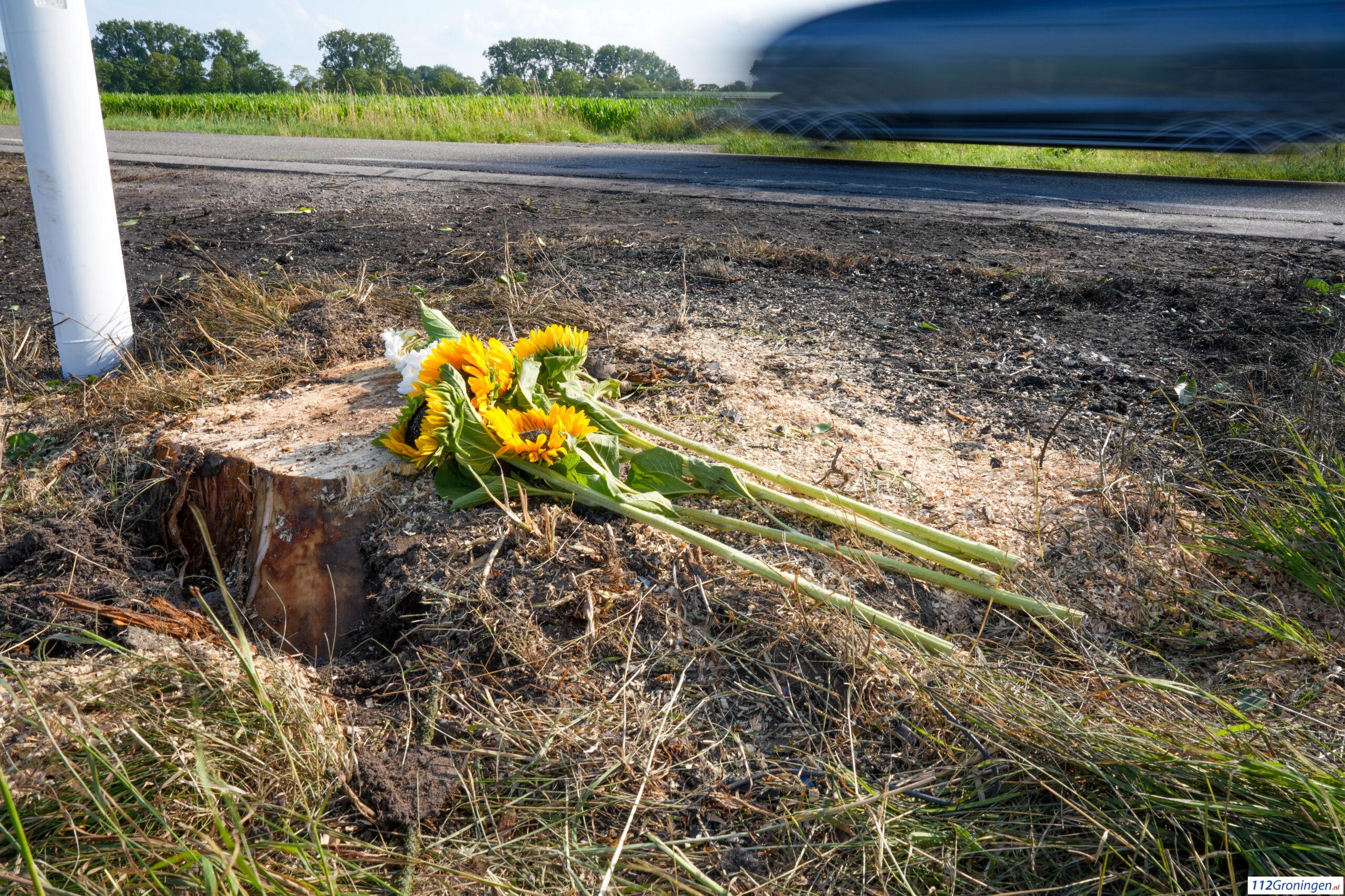 Bloemen neergelegd op plek van dodelijk ongeluk Den Ham