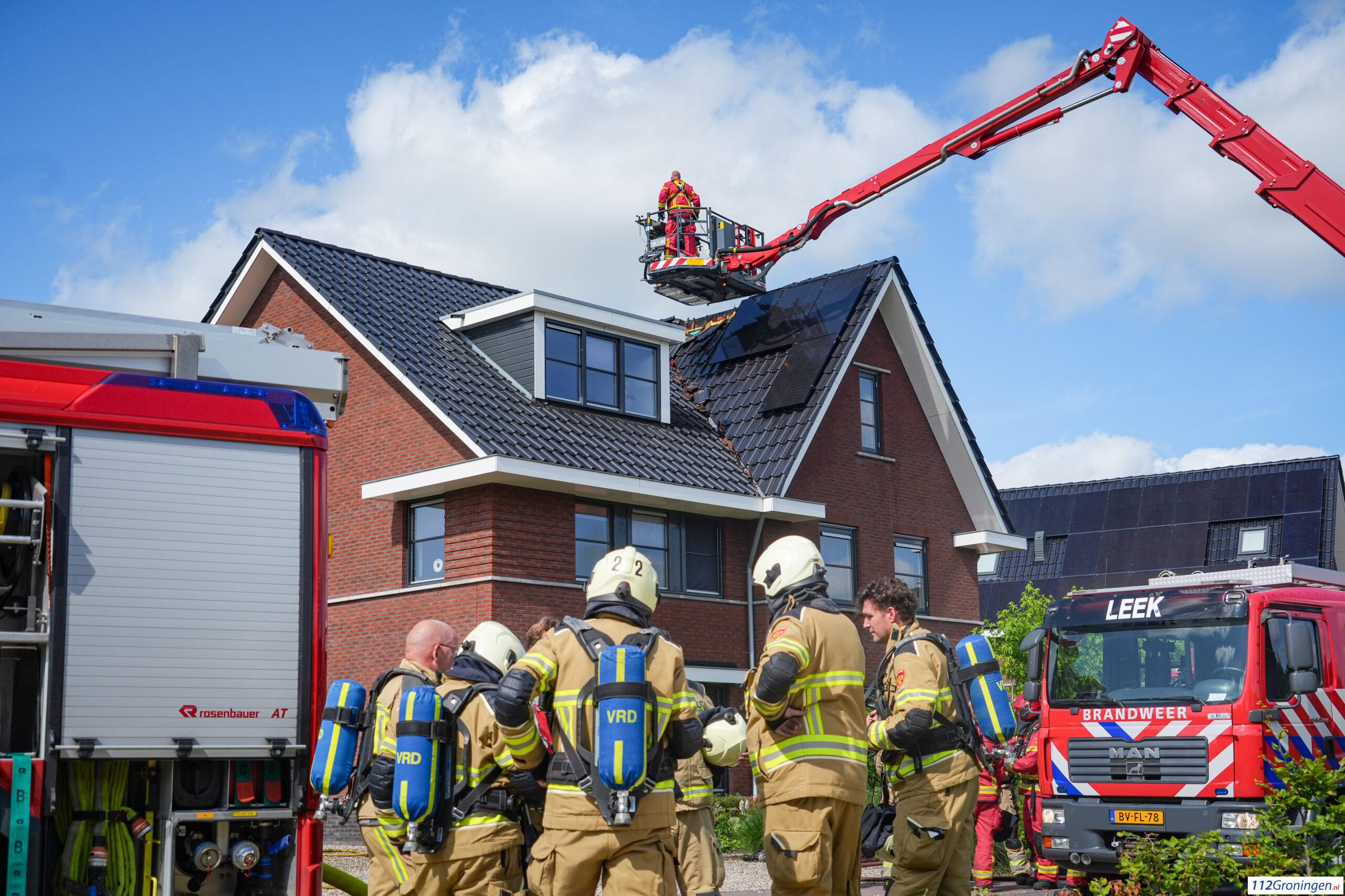 Brand onder zonnepanelen bij woning in Leek