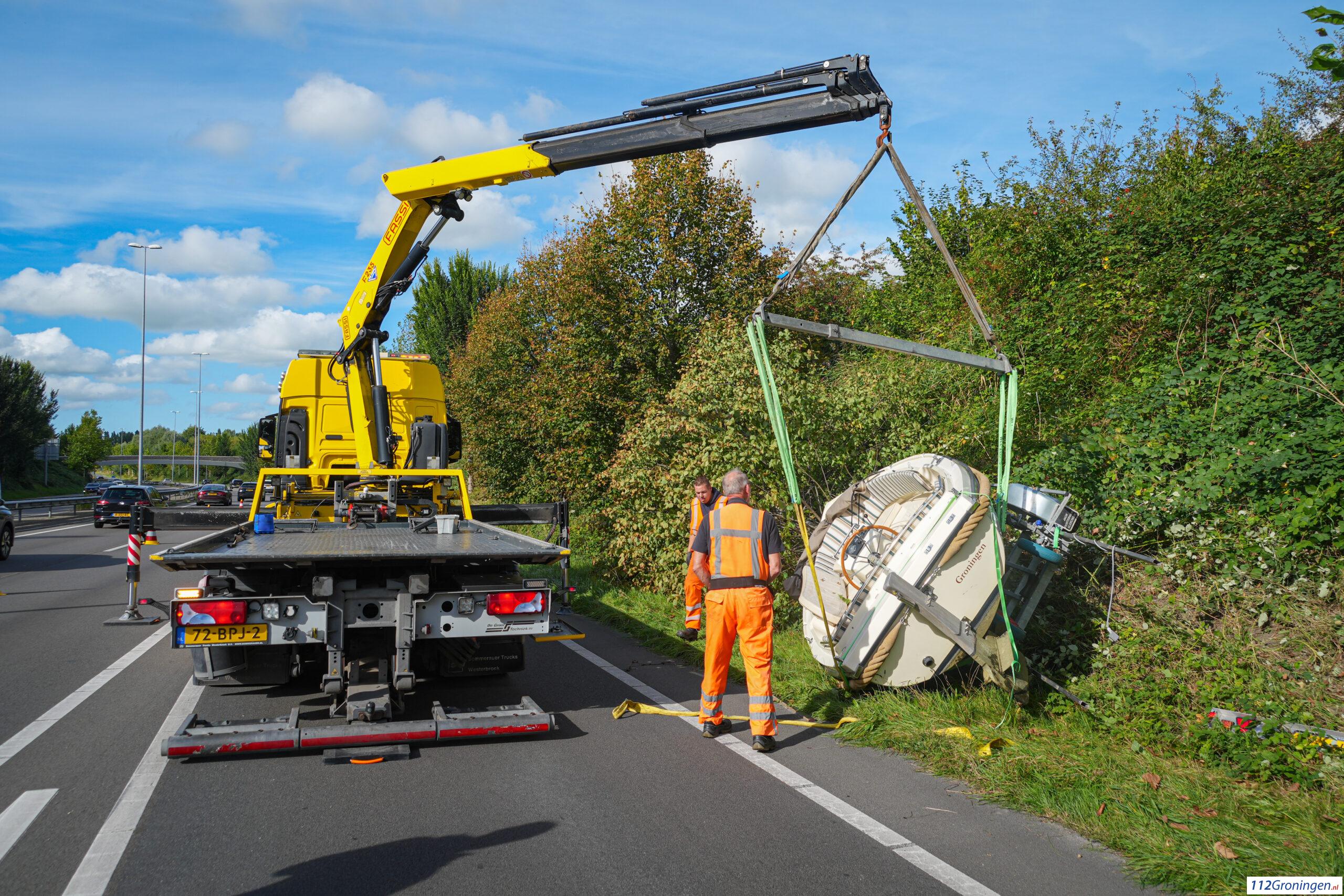 Boottrailer raakt los van auto op N46 bij Groningen | 112Groningen, Actueel nieuws over de hulpverleningsdiensten uit Groningen