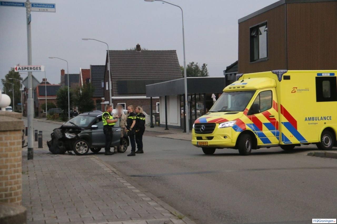 Auto en brommobiel botsen op kruising in Veendam